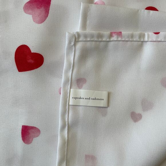Cupcakes & Cashmere Valentine's Day Red & Pink Hearts Tablecloth 60x84 White NEW - Picture 6 of 11